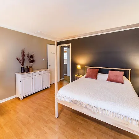 Hébergement de vacances Beautiful Group House With Large Garden&2 Terraces