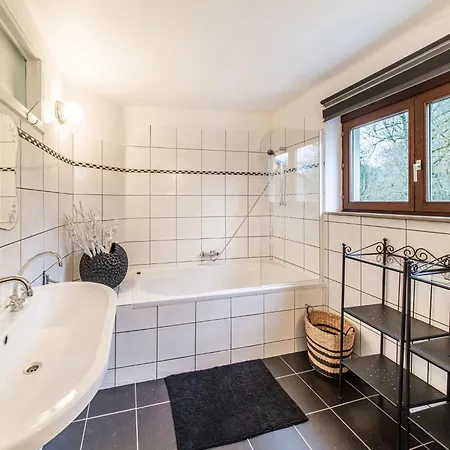 Dom wakacyjny Group House In Belgium With Large Garden *